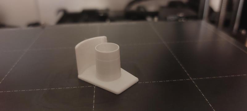 side bracket for the lower rod on the window blind