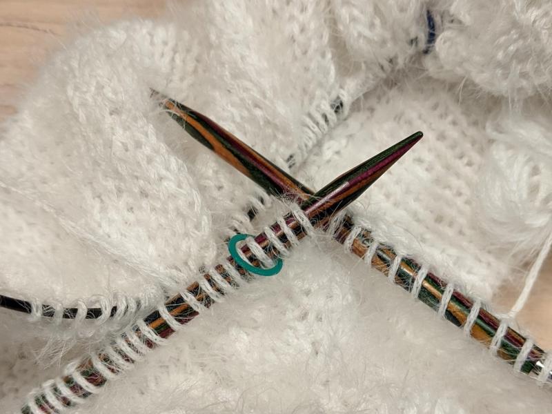 Thin knitting stitch marker (open and closed)