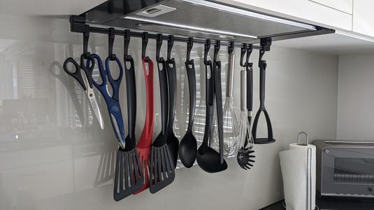 Kitchen item hanger