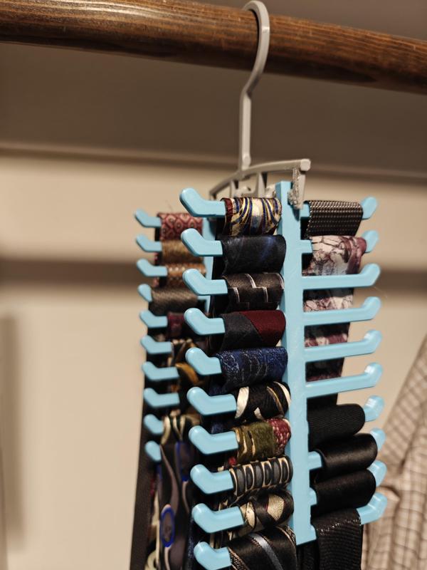 Expandable tie hanger