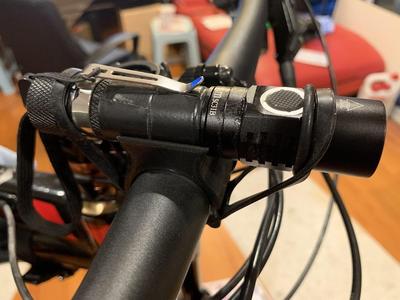 Bike flashlight mount for silicone strap 