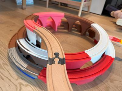 Two-tiered brio/lillabo-compatible roundel