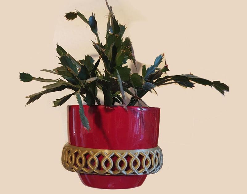 Wall mount plant pot