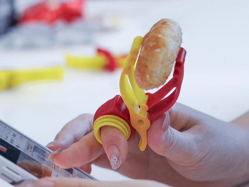 Fingertip Snack Clip (Keeps Your Hands Clean While Snacking)