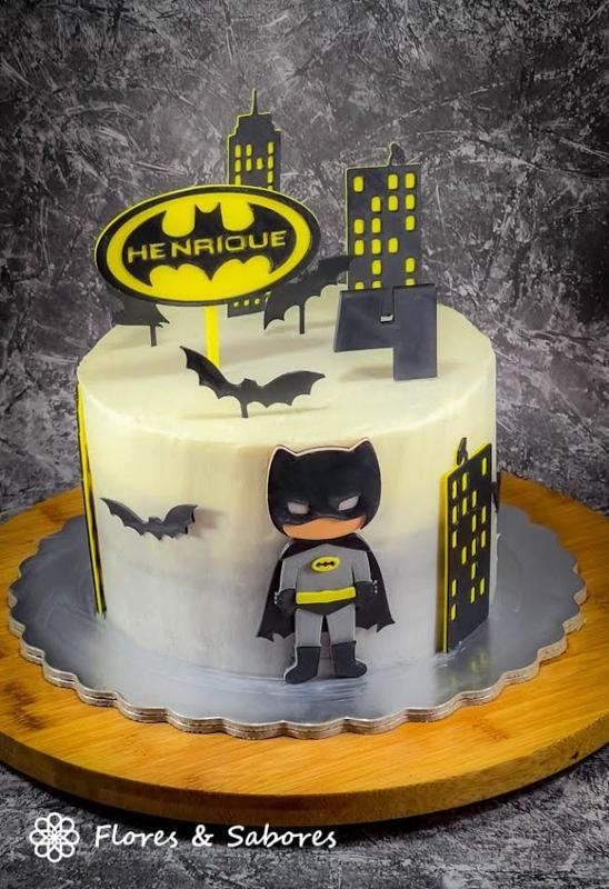 Batman-Themed Cake Decorations