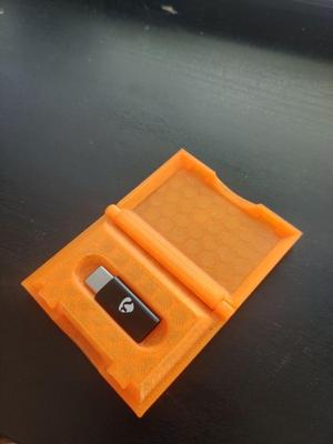 Snap shut case for small items