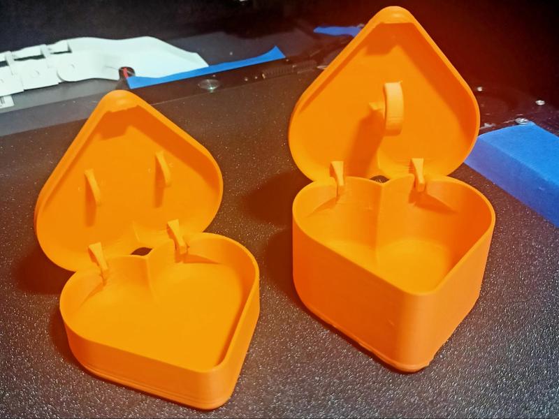 Heart-shaped jewelry box for earrings and necklaces