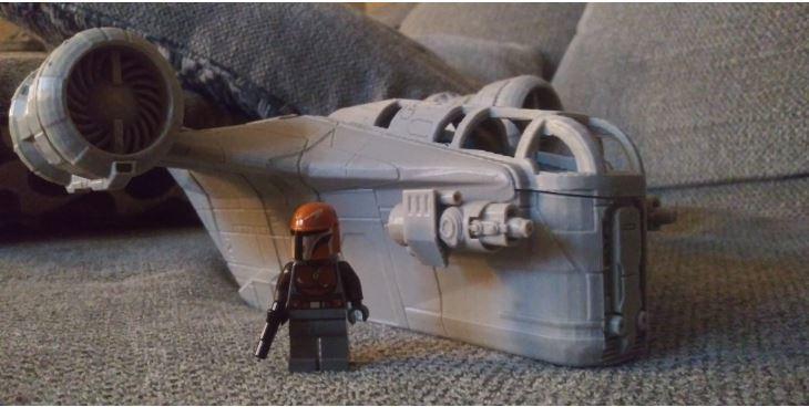 Razor Crest LEGO minifigure scale