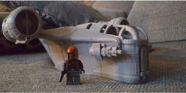 Razor Crest LEGO minifigure scale