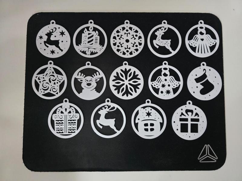 14x each 2D Christmas decorations for the tree