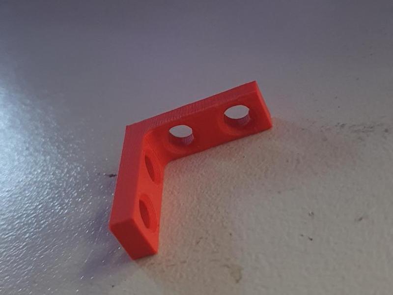 30x30x10mm 90° Angle Bracket Ø6mm