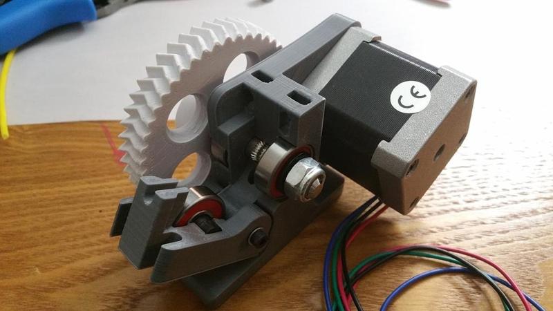 Idler rod for extruder guidler