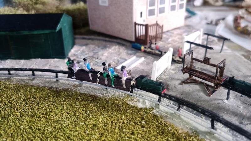 Raised level miniature railway coaches for 4mm scale