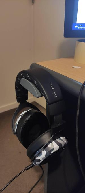 Simple headphone holder extended