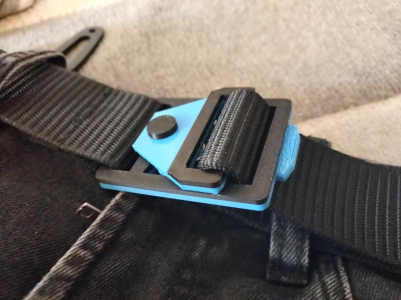 auto-locking trouser belt buckle