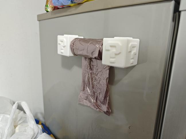 Mario magnetic holder for cling film, trash bags, etc