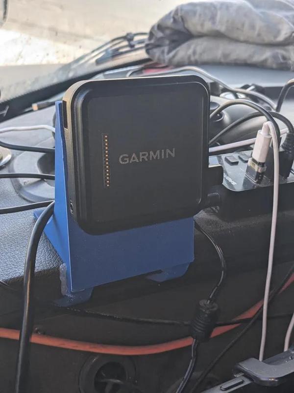 Garmin Dezl OTR800 dash mount for Freightliner Cascadia   