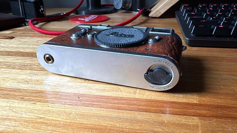 Leica bottom plate lock