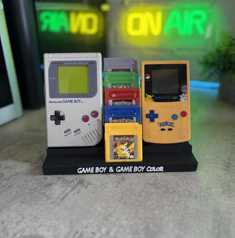 GAMEBOY CLASSIC & COLOR WITH 5X GAME CARTRIDGES STAND