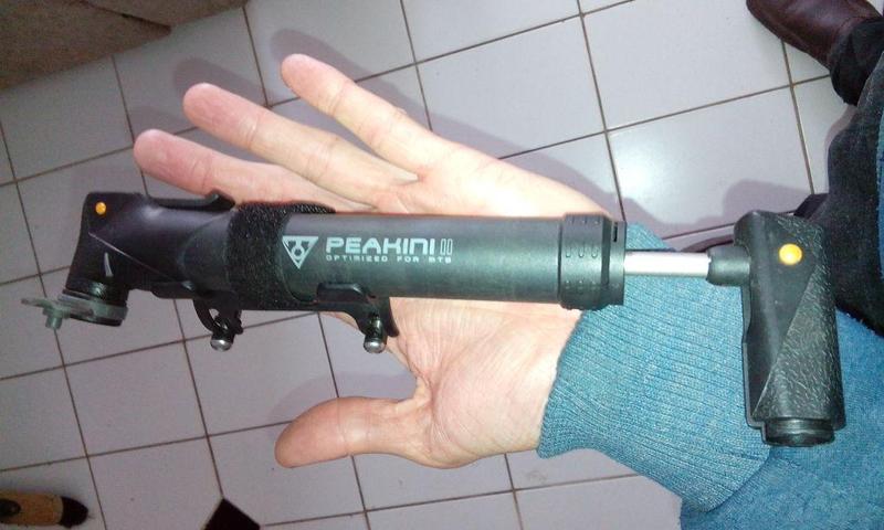 Bicycle pump valve depressor