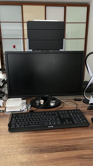 Tablet support on computer screen