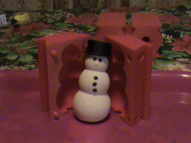 Pouring snowman mold (Soapmen example and more!)