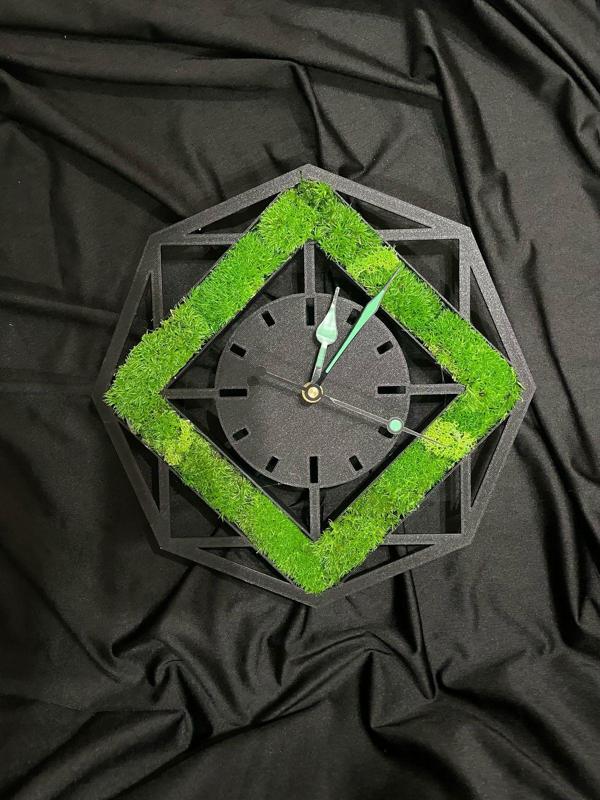 wall-mounted watch with stabilized moss