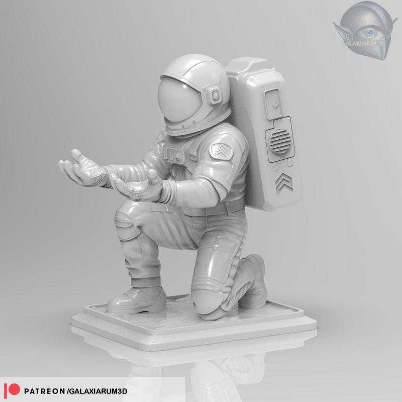 Kneeling Astronaut Pen Holder
