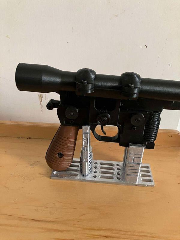 Han Solo DL-44 stand 2.1