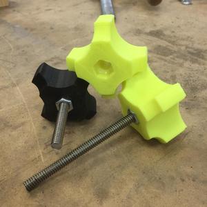 hand-tightening knob