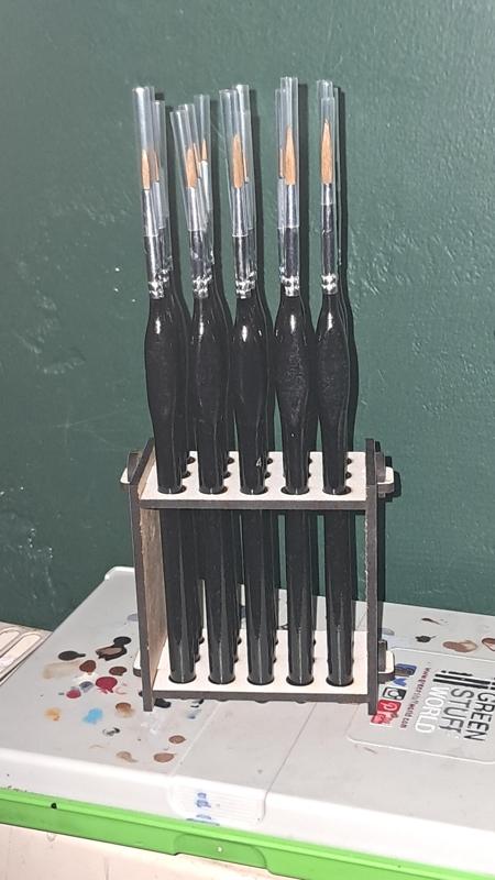 Portable 8mm paintbrush stand