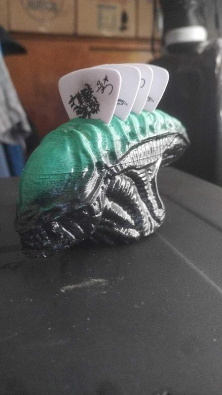 Holder pick's guitar and bass Alien