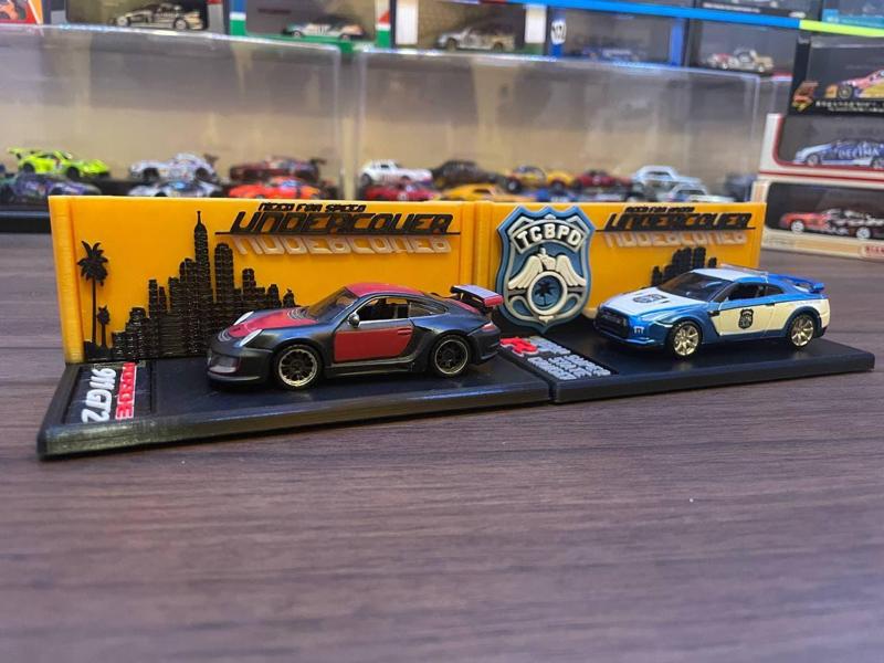 Need for Speed Undercover Display Base (Maisto Porsche 911 GT2 and Nissan GT-R Police)