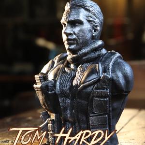 Tom Hardy as Mad Max (support free)