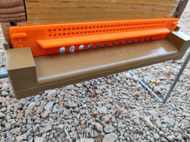 Hive holder for plastic tray 6 frames (13 bridges)