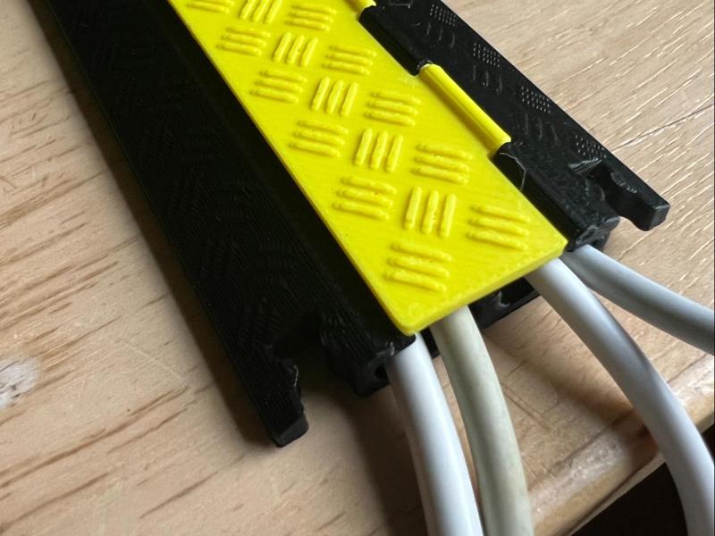 Desk Cable Bridge Defender Yellow Jacket Midi 7cm