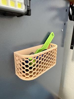 Magnetic shelf honeycomb