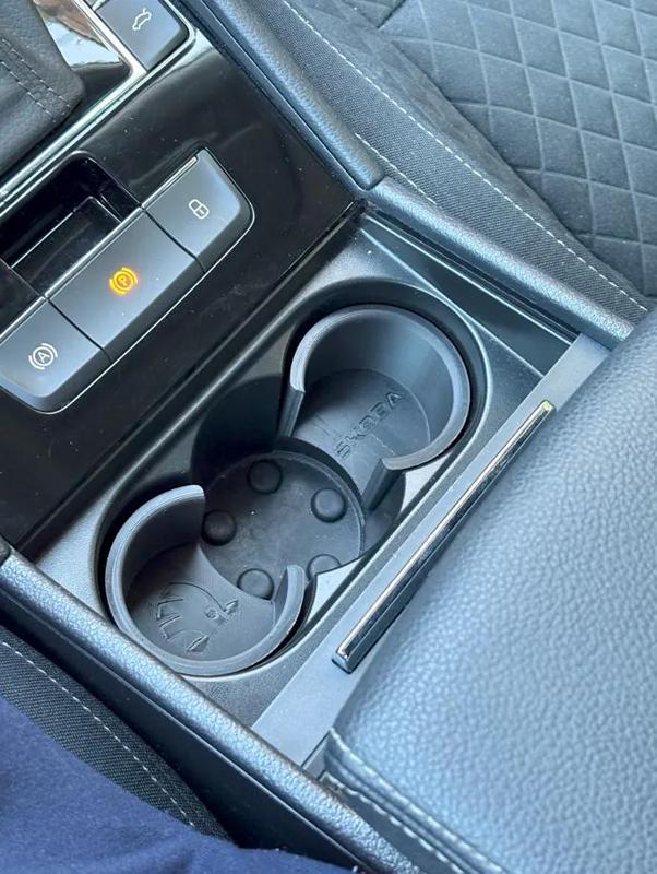 Skoda Superb 3 cup holder   