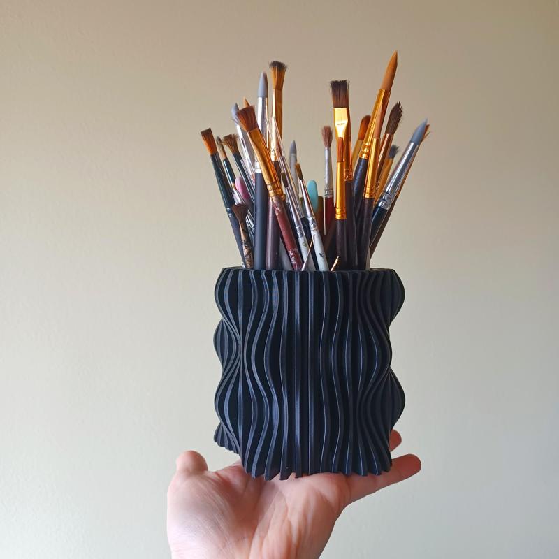 Wavy pencil holder