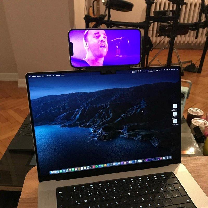 Macbook Pro 16" M4 iPhone Holder/Stand