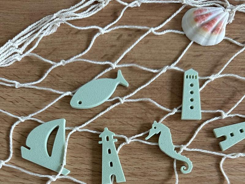 Maritime scatter decorations: starfish, anchors, seahorses, etc.
