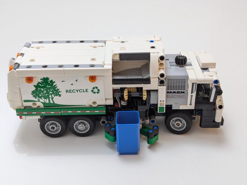 Simple garbage bin for a brick garbage truck