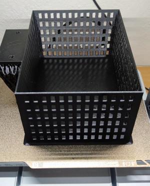 Anemone box for mounting on aquarium rail