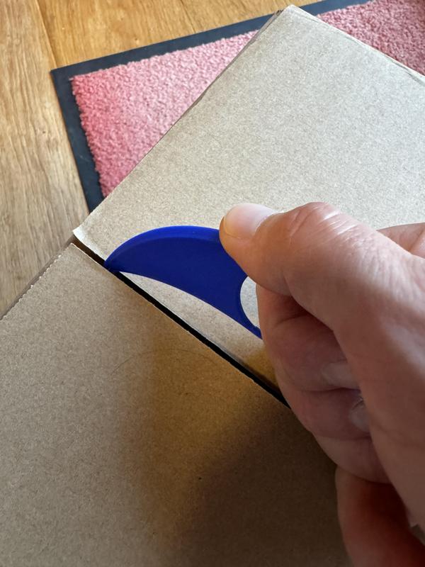 Minimalist letter and parcel opener