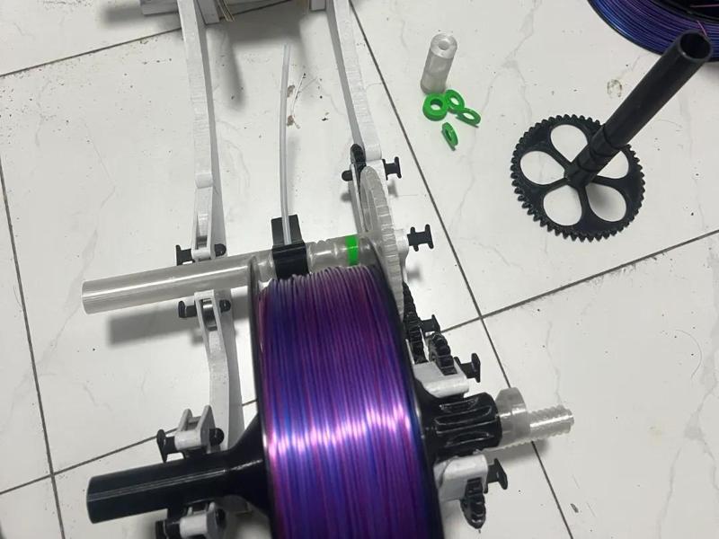 Adjustable spool winder axis