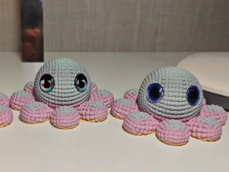 Knitted Octopus Bionic Eye