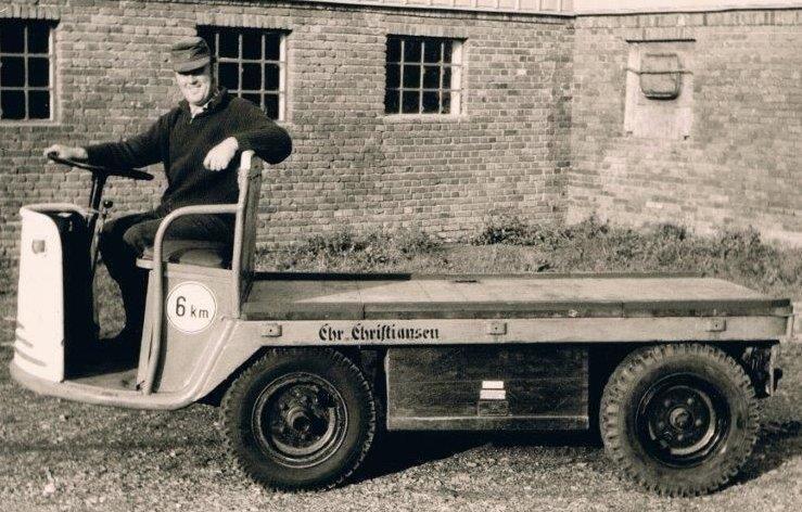 Historical electric trolley for railroad stations H0 - 2 models