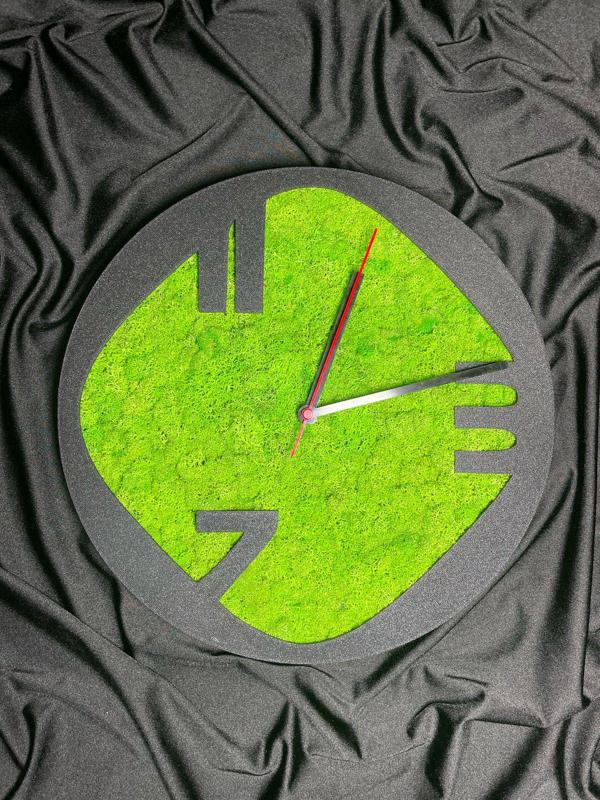 wall-mounted watch with stabilized moss