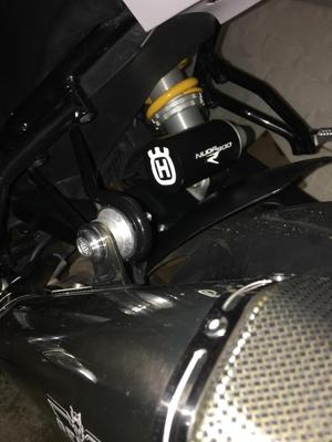 Husqvarna NUDA 900 R - Abdeckung Öhlins Federbein