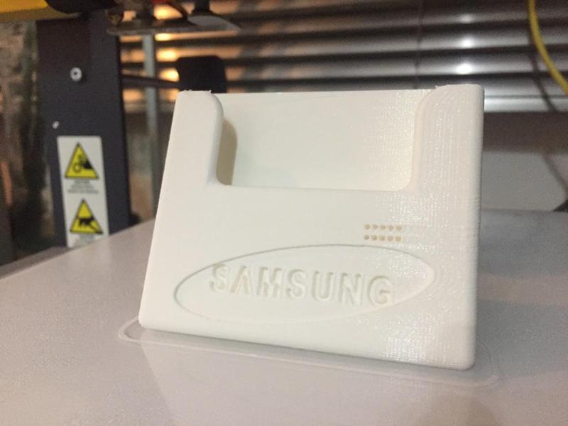 Charging dock station for the Samsung S7 Edge with slim case.